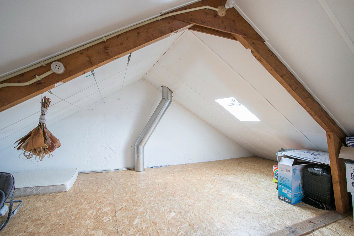 Eindwoning met berging, overkapping, ondergrond, erf, tuin- en verdere aanhorigheden. 