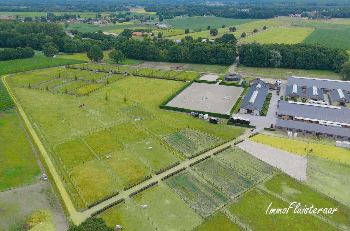 Prachtige professionele paardenaccommodatie op ca. 10 ha te Oudbergen 