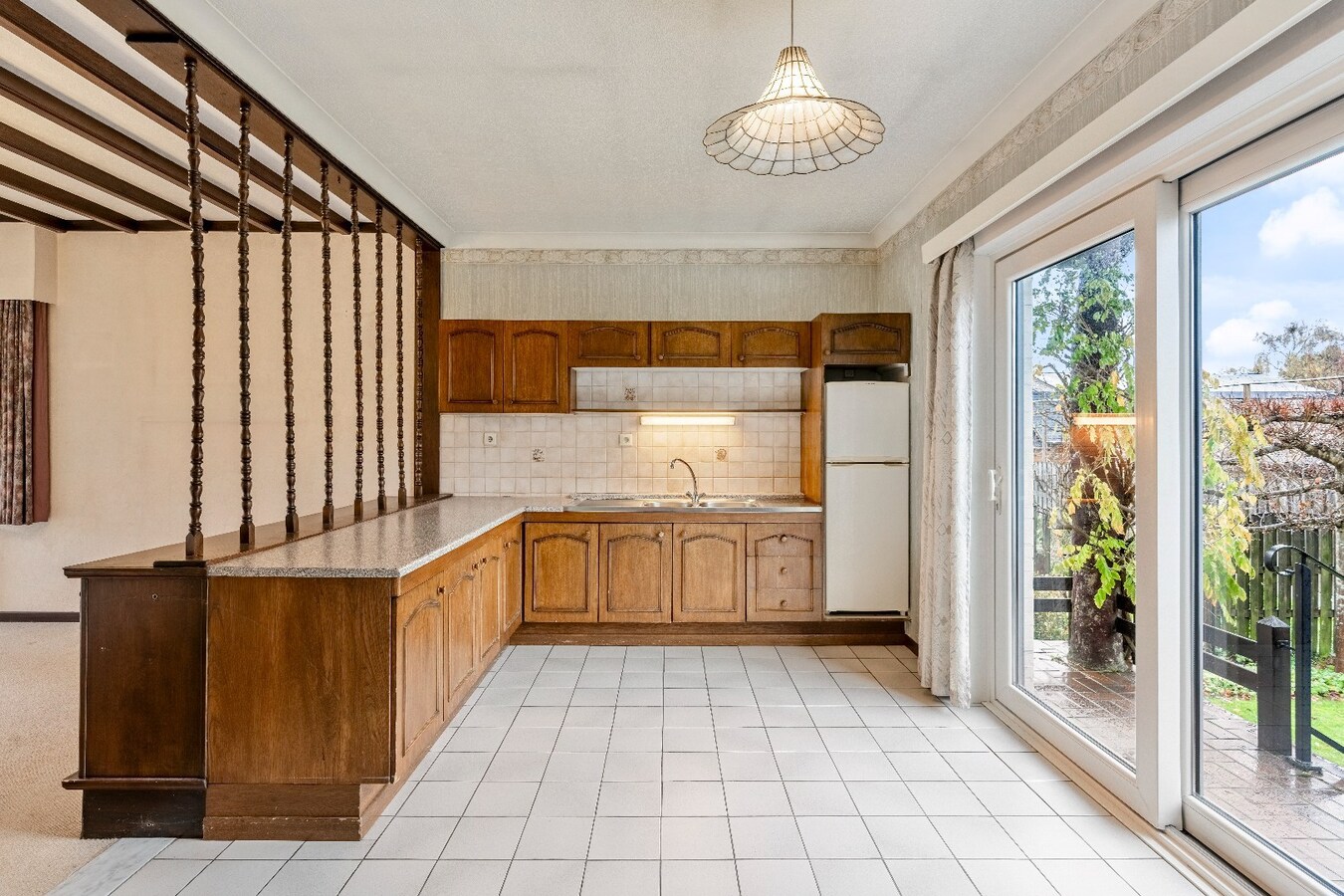 Te renoveren karakteristieke bungalow, 3 Slpk, ruime kelder met garage, op toplocatie 