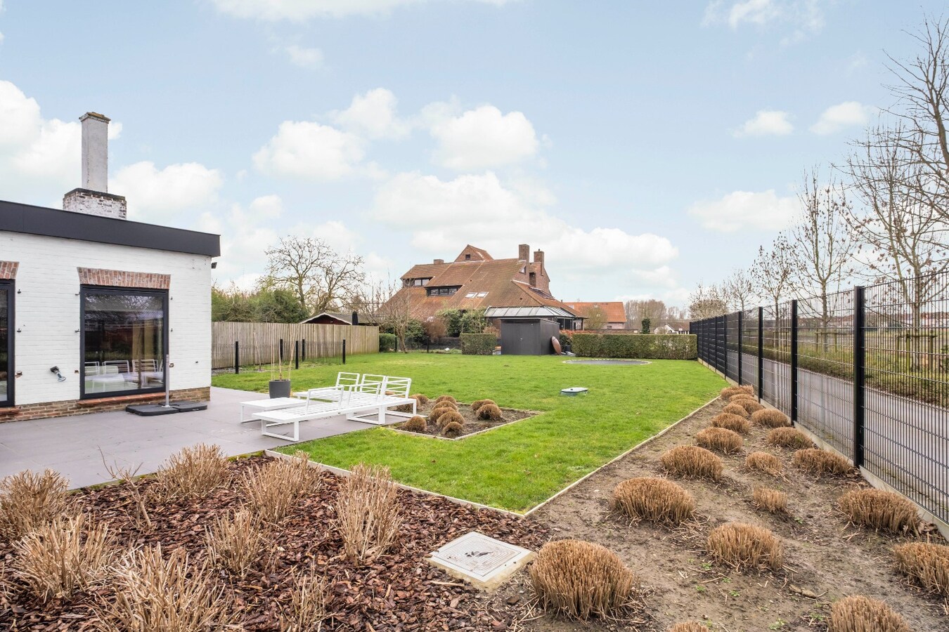 Uniek &amp; Instapklaar handelspand met woonst in Heule te koop ! 