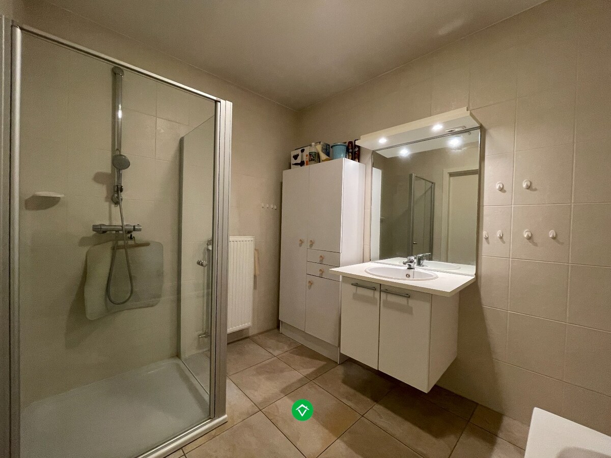 Ruim appartement (117 m²) met 2 slaapkamers, terras en garage in centrum Roeselare! 