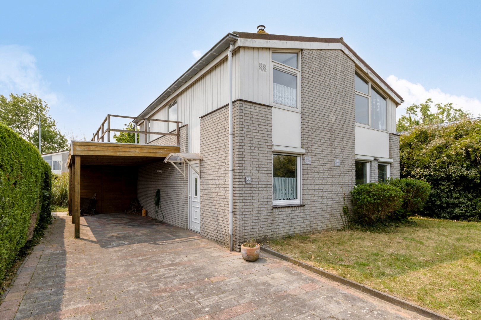 Vrijstaande 8-persoons vakantiewoning, gelegen op een unieke plek met vrij uitzicht over de Oosterschelde, kijkend richting het schilderachtige Zierikzee, wacht deze woning op een nieuwe eigenaar! 