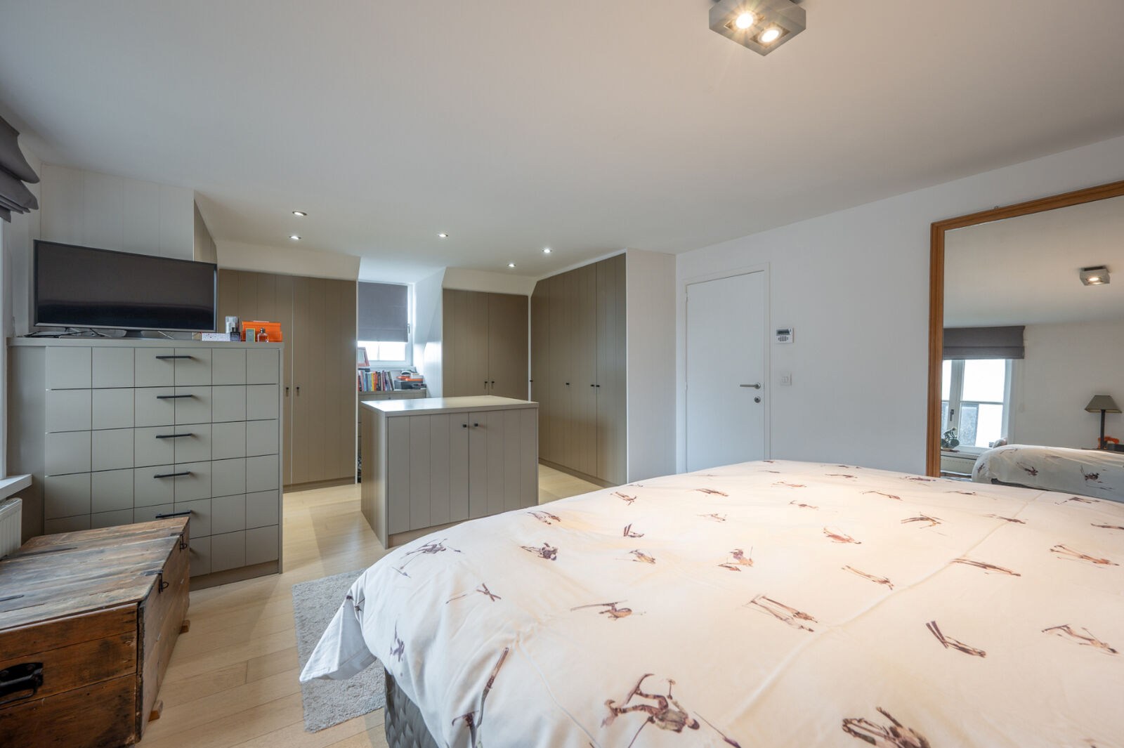 Prachtig gerenoveerde alleenstaande villa geniet van een uitstekende centrale ligging, op slechts enkele minuten van het centrum van Knokke. 