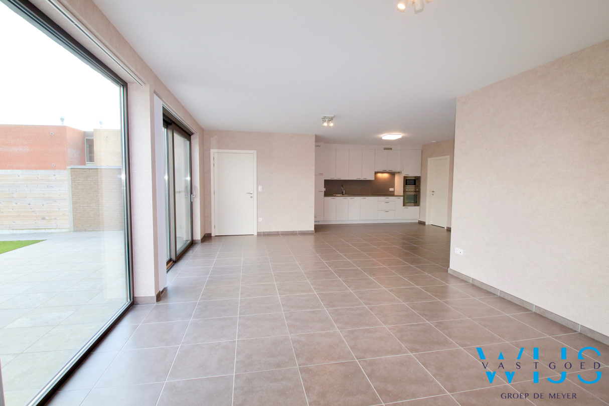 Recent GELIJKVLOERS appartement met 2 slaapkamers te Oosteeklo ! 