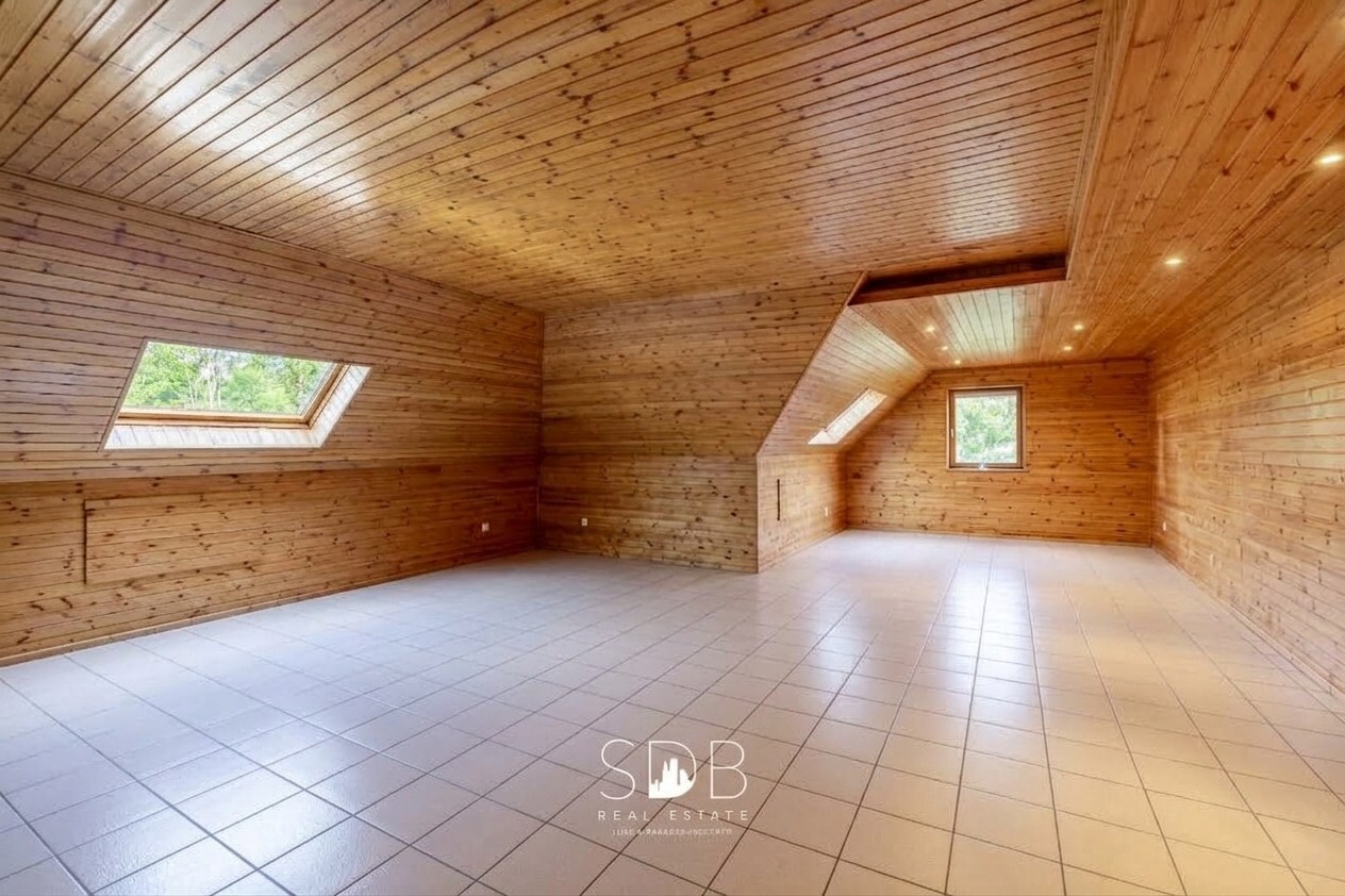 Hedendaagse villa met dubbele garage, zwembad en magazijn op 2.937m² 
