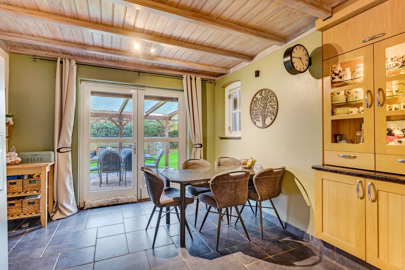 Vrijstaande woning met inpandige garage gelegen op een perceel van 784 m2 te Arendonk. 