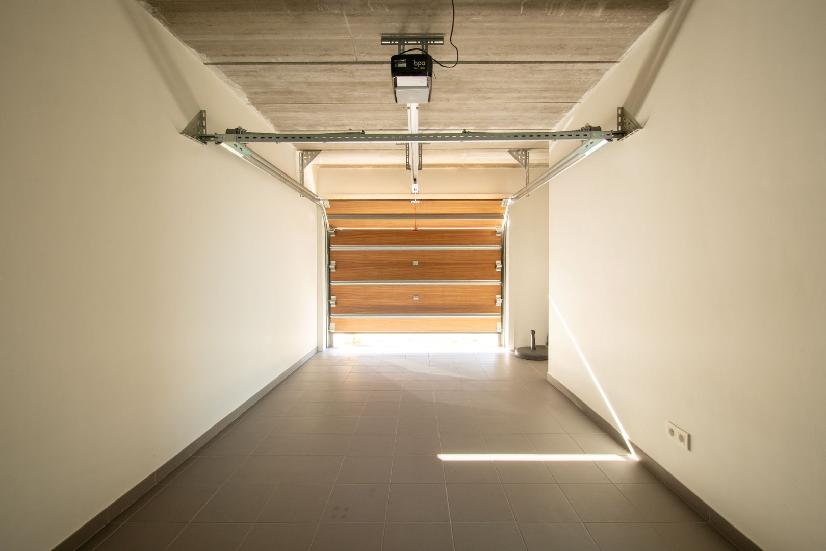 Stijlvolle en ruime nieuwbouwwoning met garage en tuin op 555 m² 