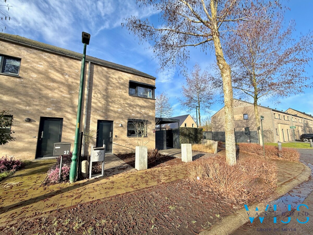 Enorm energiezuinig woonhuis in halfopen bebouwing te Eeklo ! 