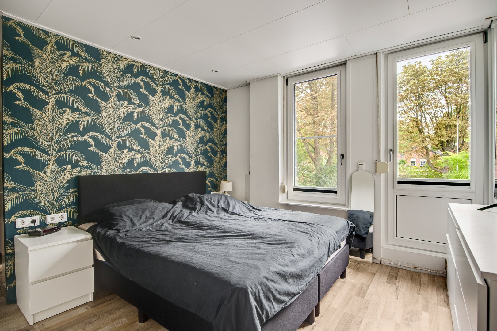 Ruime Tussenwoning in Weert met 4 Slaapkamers, 2 Badkamers, Tuin op het Noordwesten en 2 Parkeerplaatsen - Bouwjaar 1981, 132m² Woonoppervlak 
