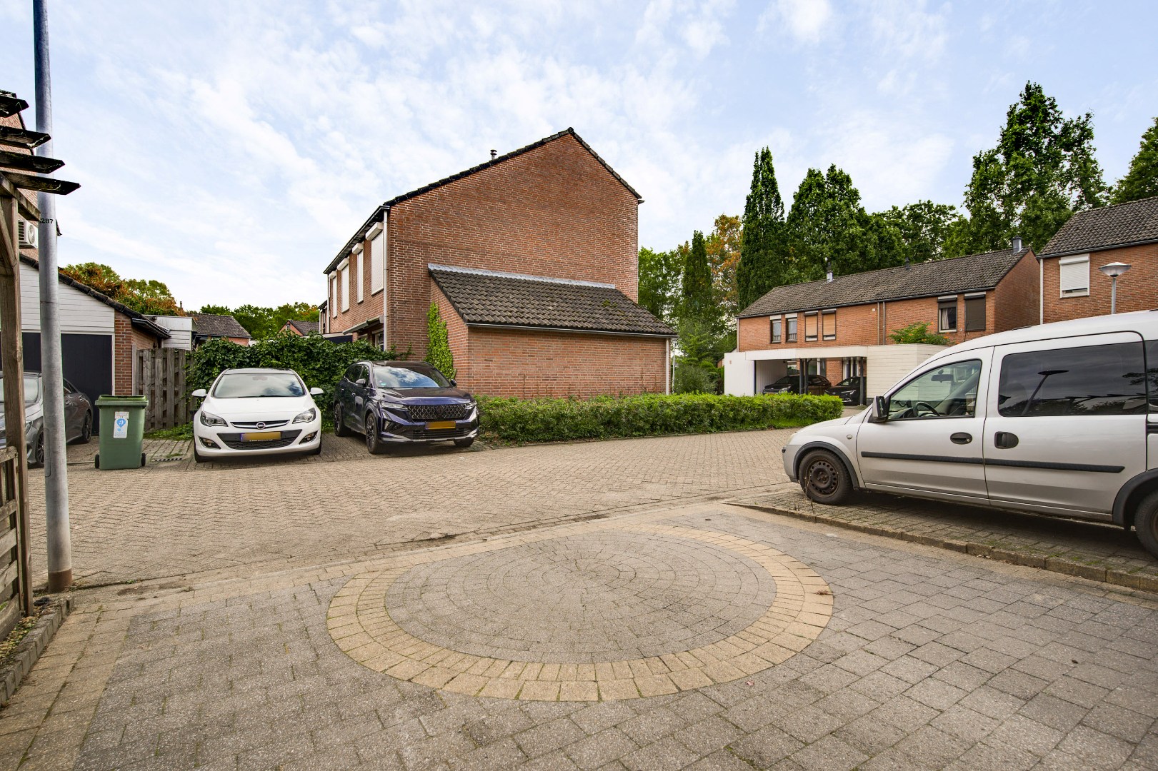 Ruime Tussenwoning in Weert met 4 Slaapkamers, 2 Badkamers, Tuin op het Noordwesten en 2 Parkeerplaatsen - Bouwjaar 1981, 132m² Woonoppervlak 
