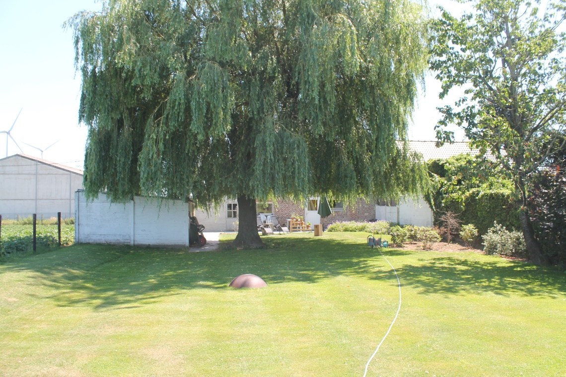 Charmante halfopen woning met garage, 2 slaapkamers en grote tuin 