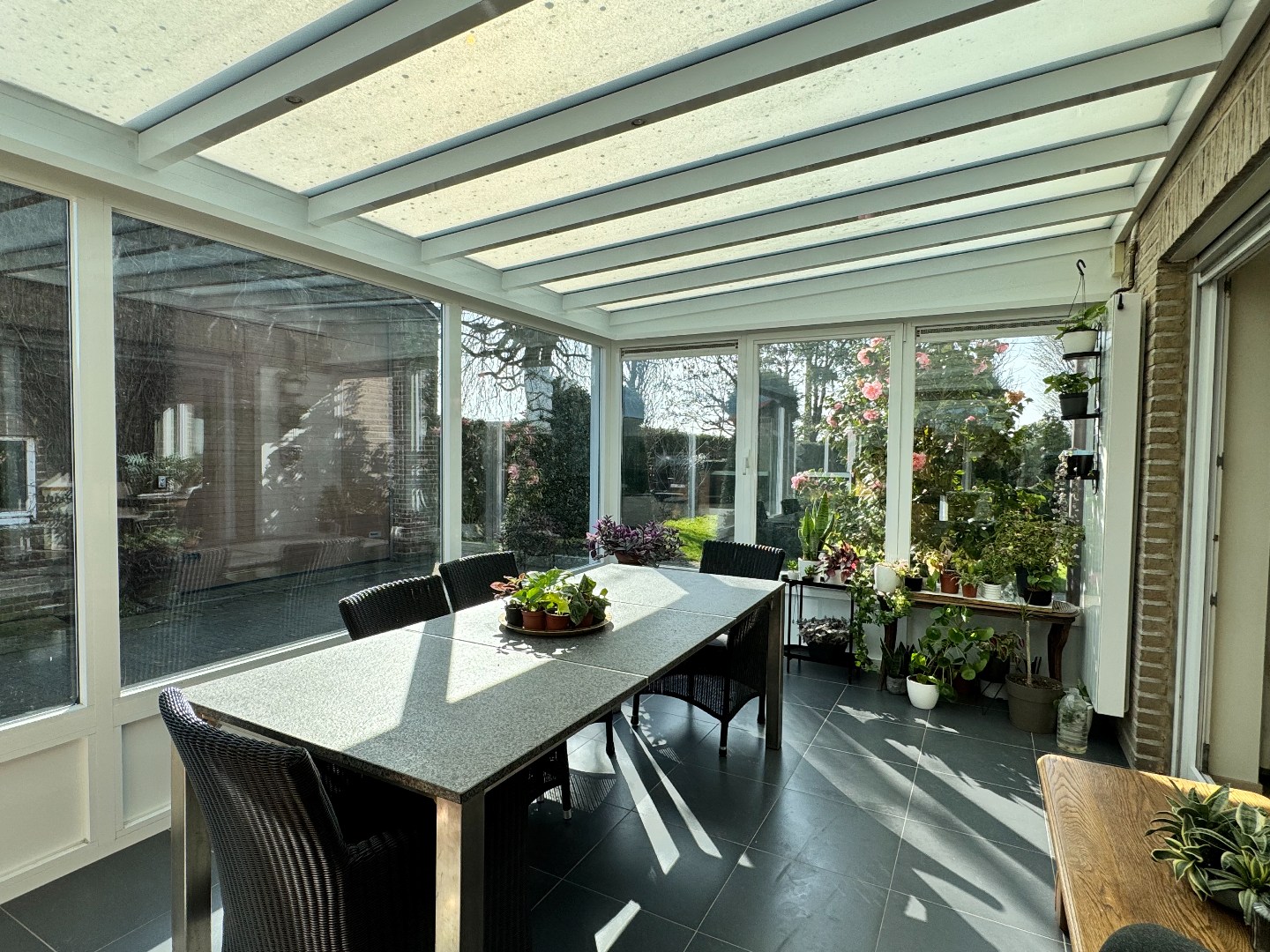 Ruime woning met loods en landbouwgrond op groene locatie nabij Waregem. 