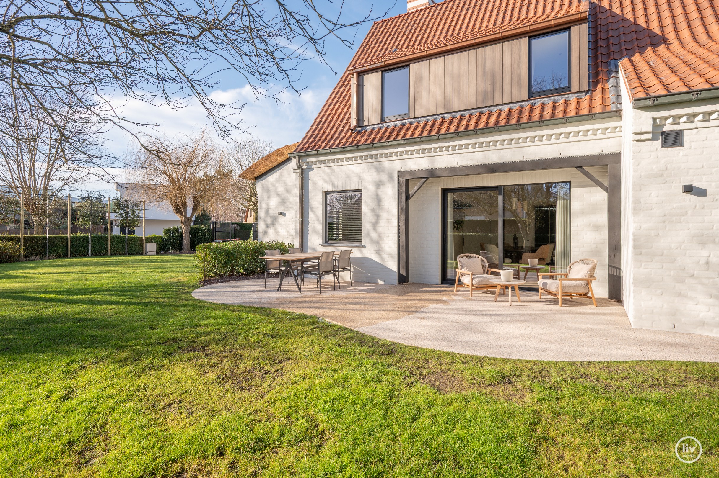 Prachtig gerenoveerde villa, gelegen op een groot perceel van 1365 m2 in een residentiële villawijk op fietsafstand van het centrum van Knokke. 