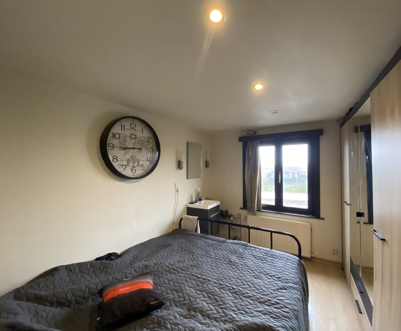 Zeer centraal gelegen opbrengsteigendom in hartje Sint-Eloois-Vijve! 