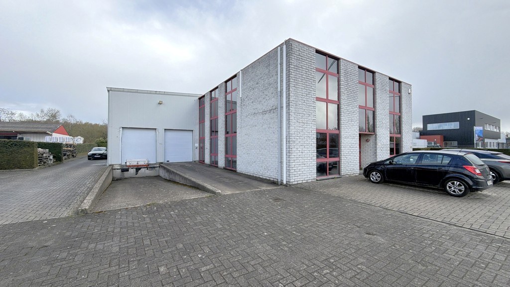 Bedrijfsgebouw met laadkades te huur nabij E313 in Olen