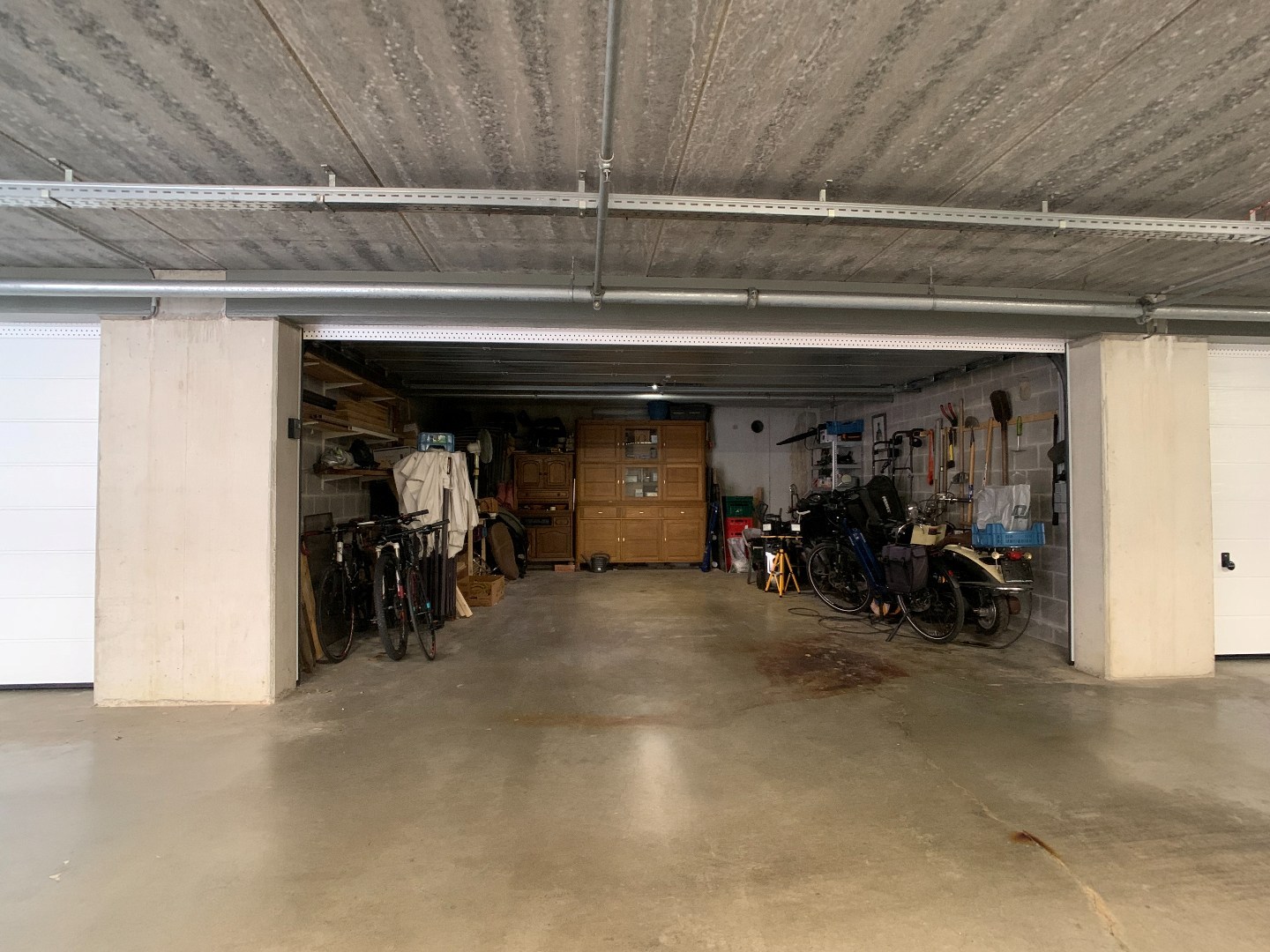 Recent gelijkvloers appartement met tuin, 2 slaapkamers en dressing 