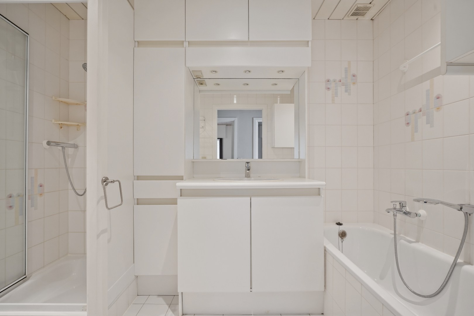 Rustig gelegen open bebouwing (type bungalow / gelijkvloerswoning) met 3 slaapkamers en prachtige tuin te Diksmuide. 