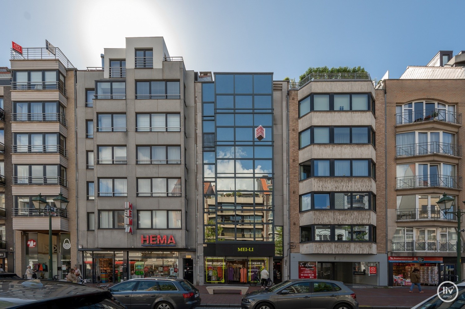 Prachtig, ruim gerenoveerd appartement met een mooie gevelbreedte van 7 m, gelegen op de Lippenslaan te Knokke. 