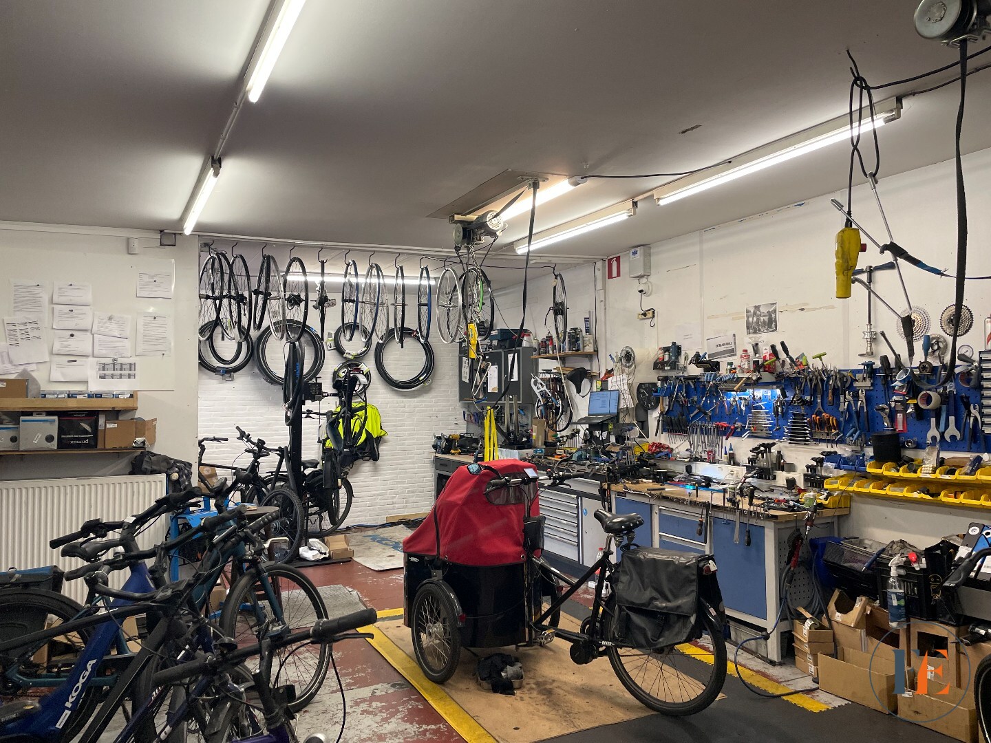 Handelspand (235m²) met parking en garage 