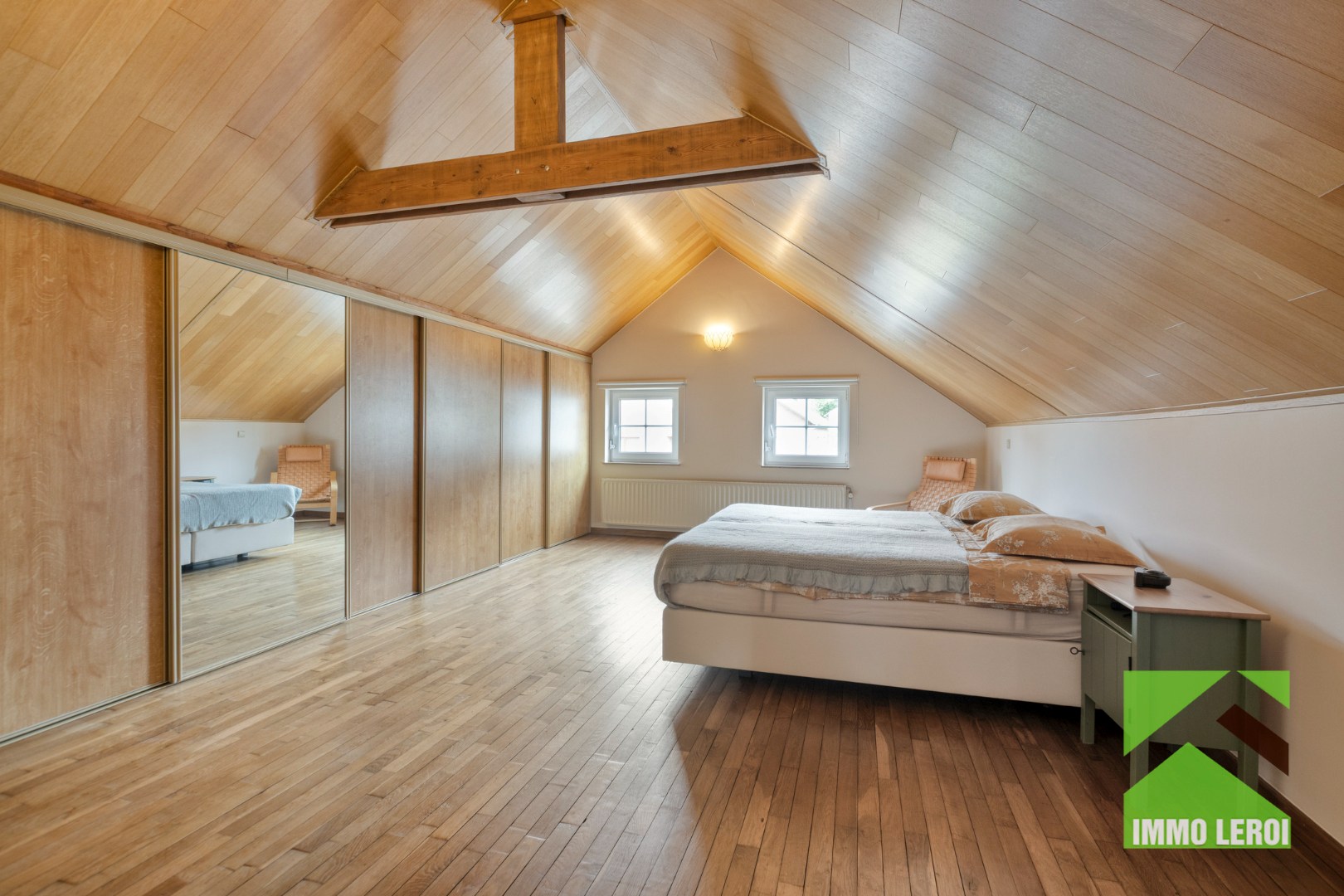 Slaapkamer 1 met inbouwkasten