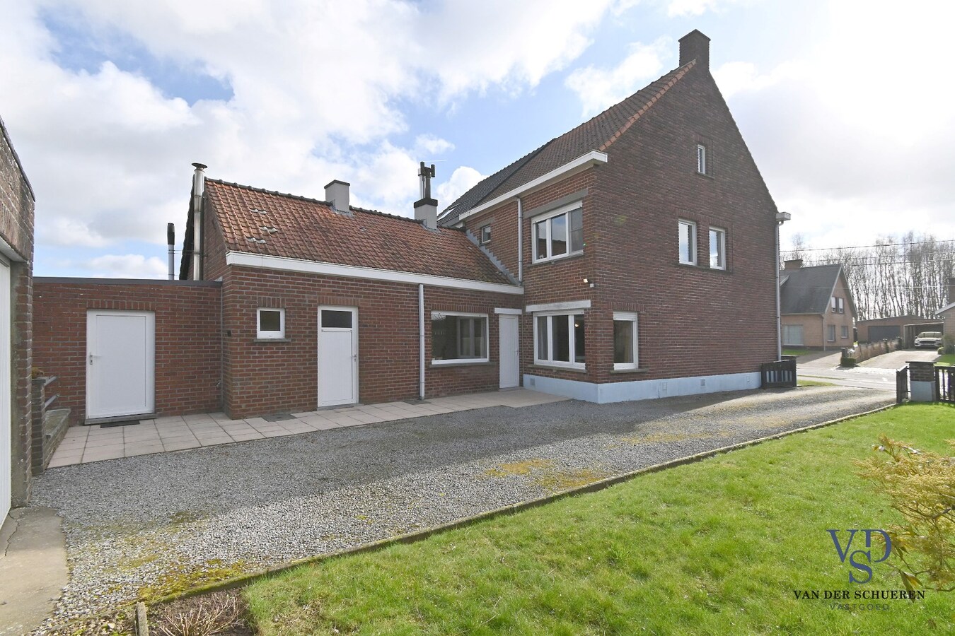 Half Open gezinswoning met potentieel 