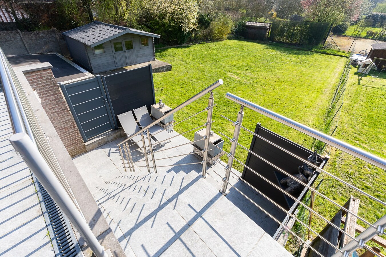 3 façades érigée sur 875m² avec terrain à bâtir, parking privé, double garage. 