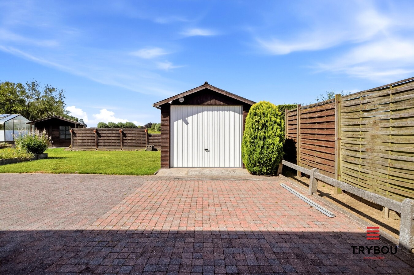 Alleenstaande woning op een ruim perceel met 3 slaapkamers en 2 garages! 