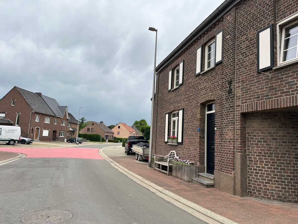 Charmant Leut : eigendom opgedeeld in 2 appartementen. Veranda,  2 garages. 