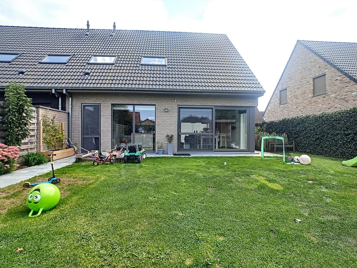 Recente halfopenbebouwing met 4 slaapkamers - Moerkerke 