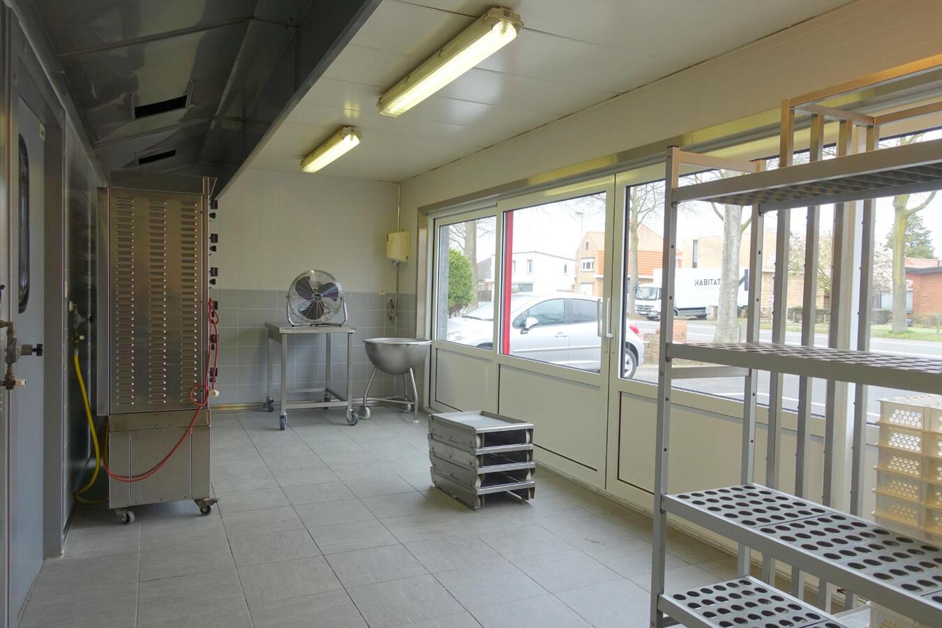 Uitstekend gelegen handelspand met woonst 