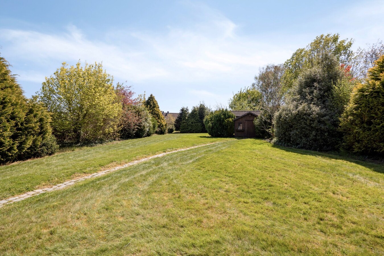 Instapklare bungalow met zuidtuin, garage en rust in Outgaarden 