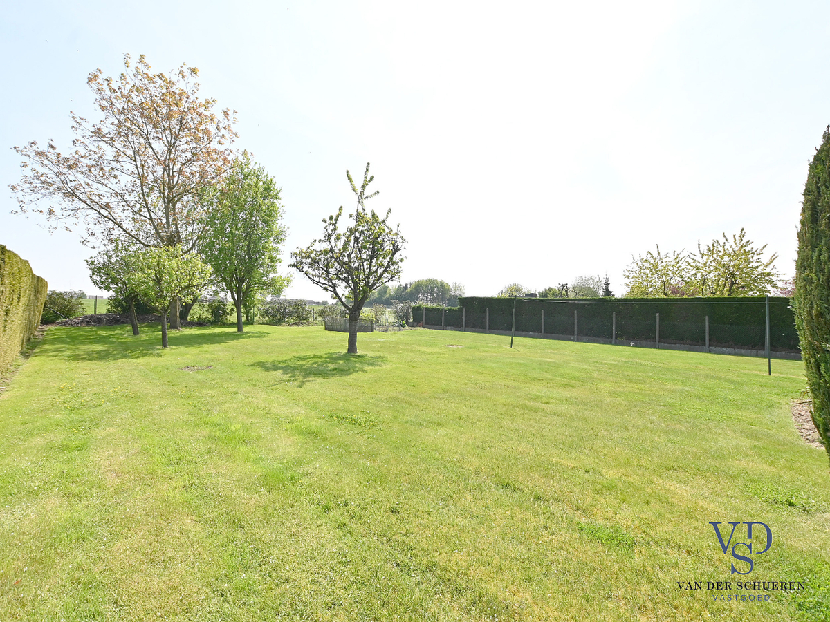 Bungalowwoning met mogelijkheden op een uniek perceel te Dikkelvenne. 