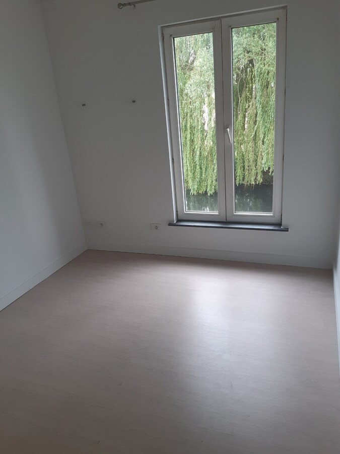 Degelijk appartement (1° verdieping). 