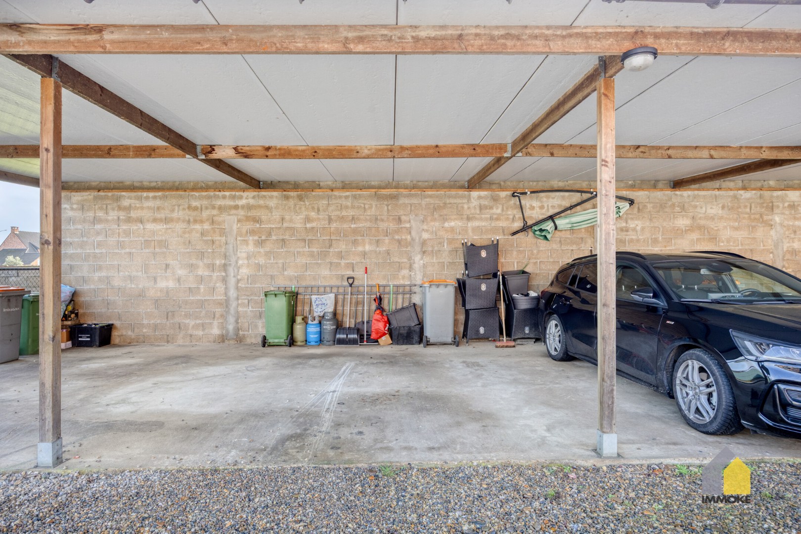 Gelijkvloers appartement (120 m²) met ruime woonkamer, 2 slpks. en terras. 