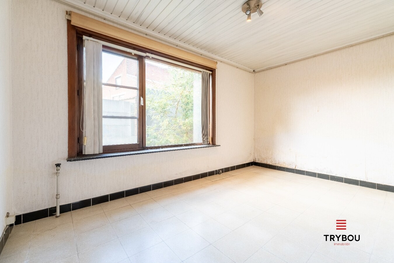 Gelijkvloerse woning met 2 garages in het centrum van Houthulst 