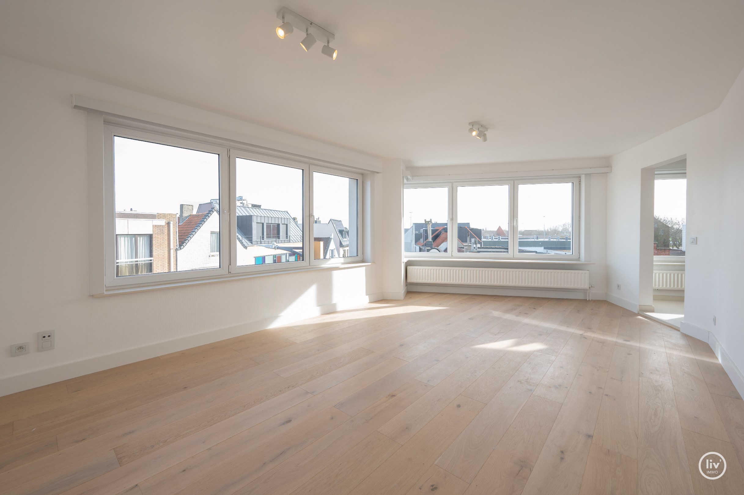 Ruim hoekappartement gelegen nabij de Lippenslaan, het station en Duinenwater. 