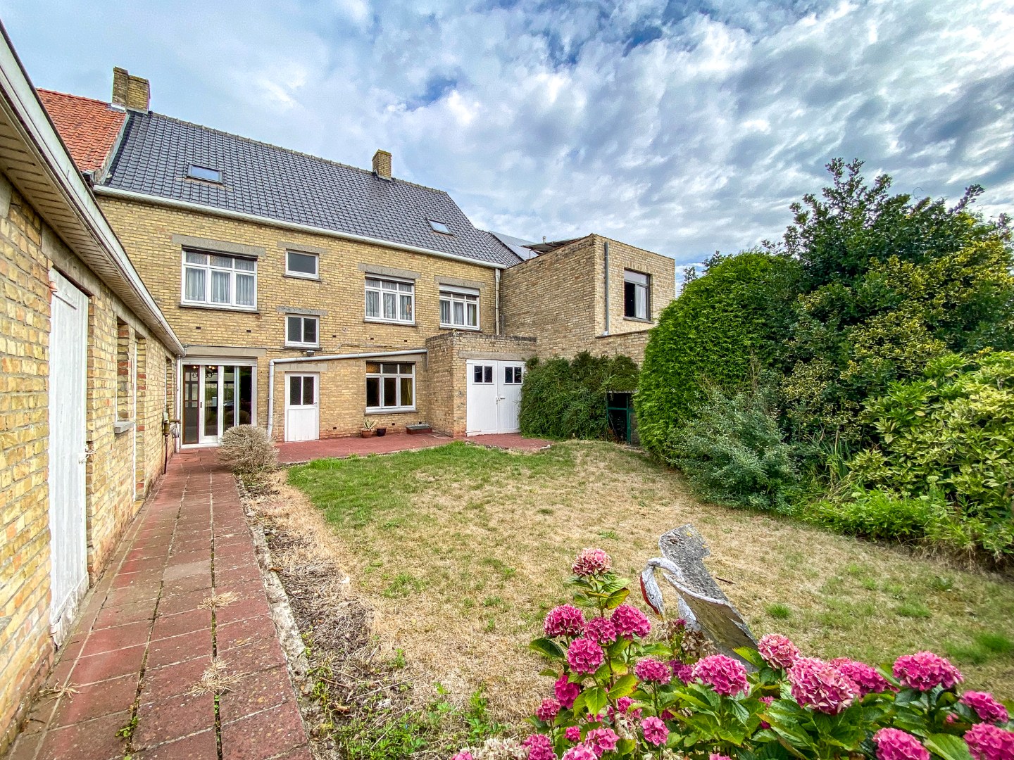 Zeer ruime te renoveren woning met statige gevel op 445 m² met zuid-west georiënteerde tuin. 