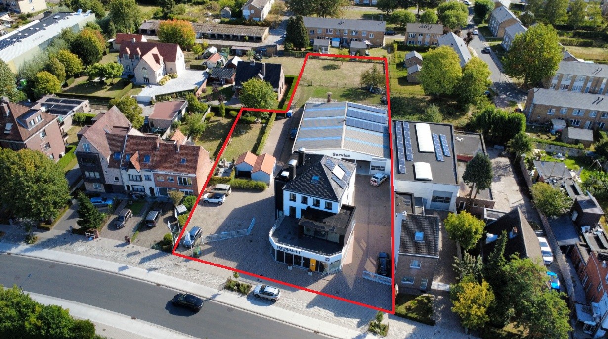 Showroom met werkplaats en appartement te koop in Wondelgem