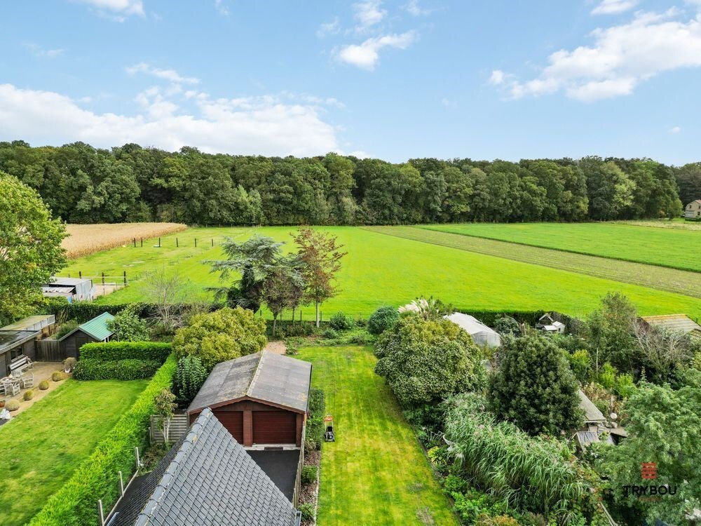 Ruime karaktervolle villa met 3 garages op 1099m² 