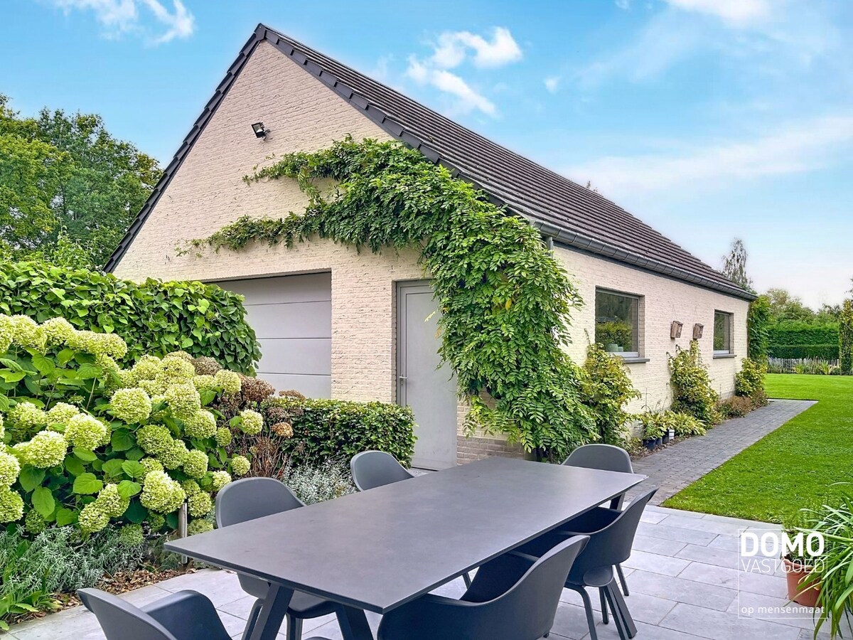 INSTAPKLARE GEZINSWONING MET 3 (MOGELIJK 4) SLAAPKAMERS EN EPC - LABEL A TE NEEROETEREN 