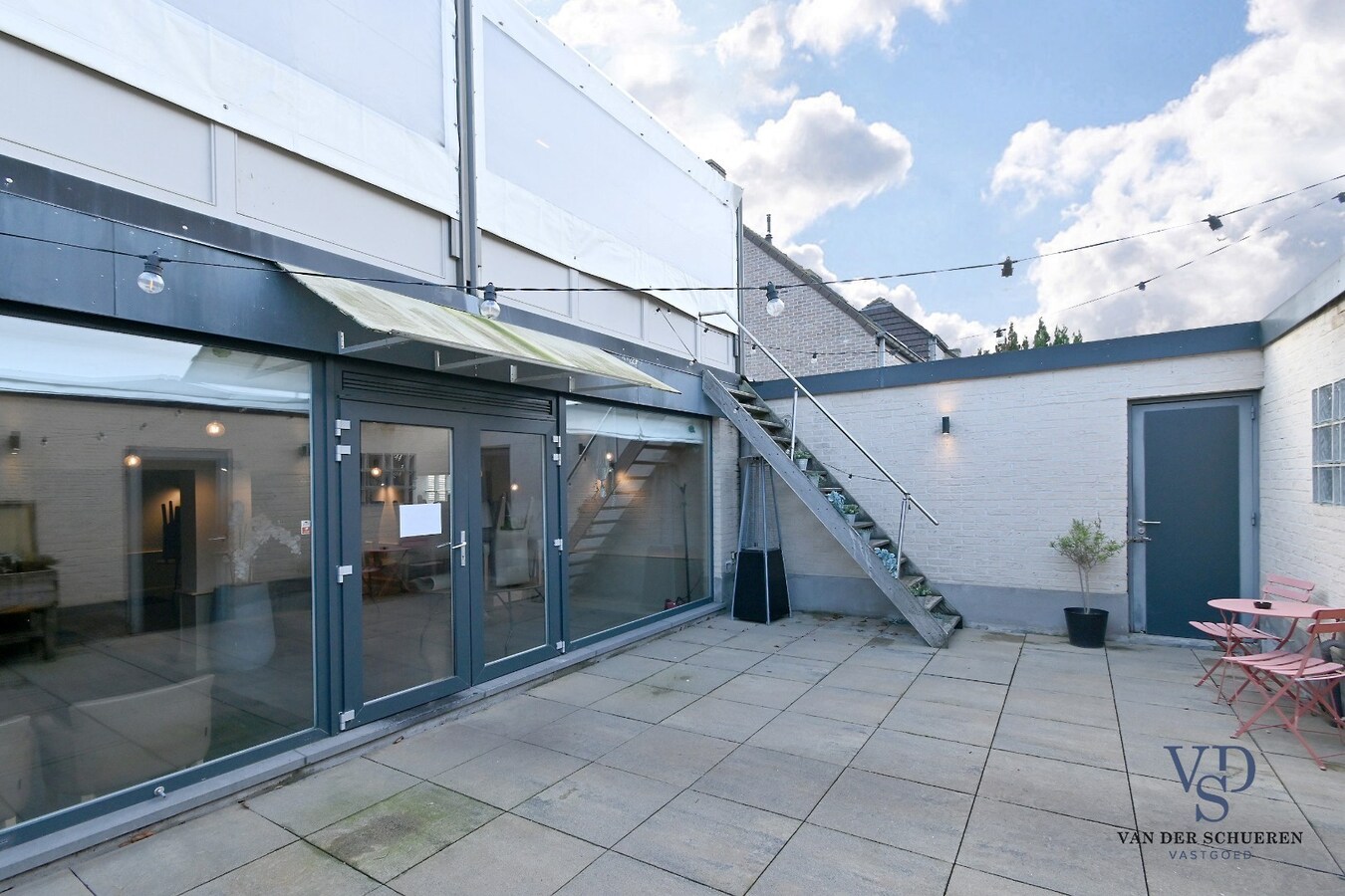 Handelspand (>300 m²) en 2 appartementen. 