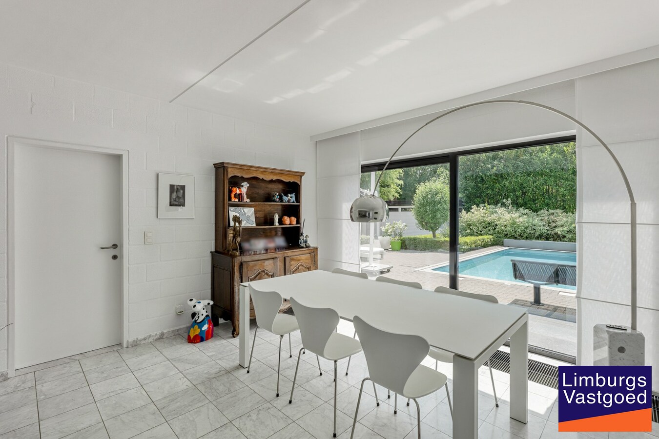 Moderne architectenwoning met mooie tuin en zwembad, 5 slaapkamers in Hasselt, OB op 8a12ca in doodlopende straat 