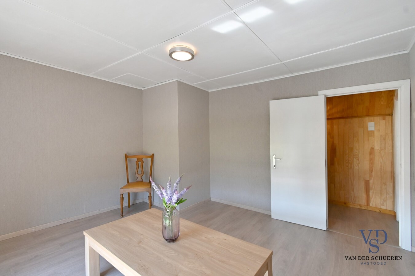 Op te frissen half open bebouwing 