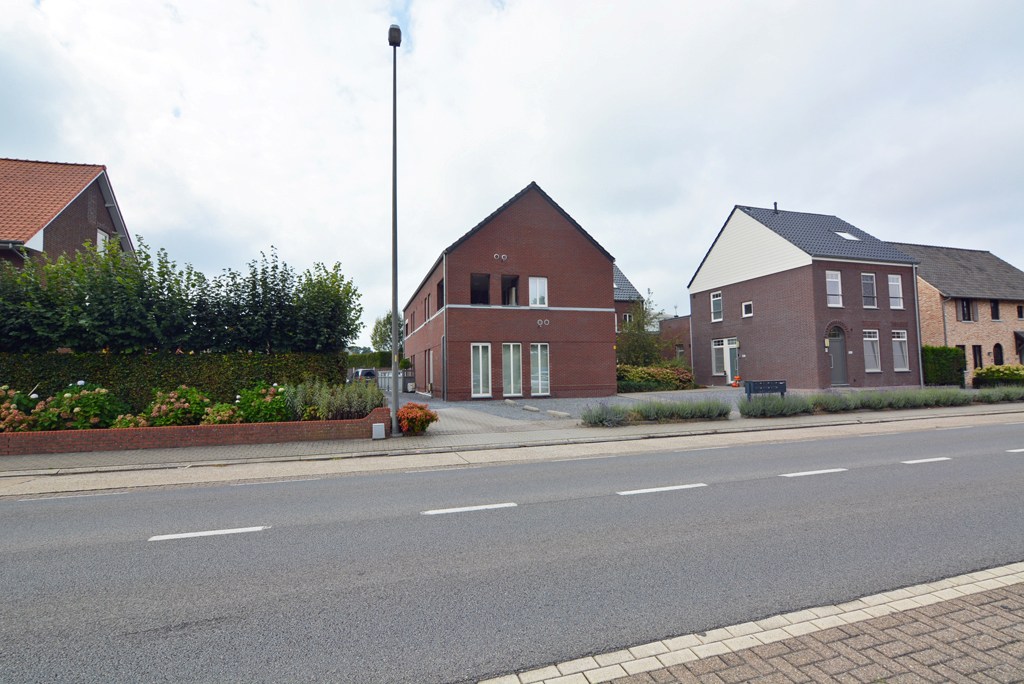 Energiezuinig duplex-appartement met 2 slpk, terras en carport met berging. 