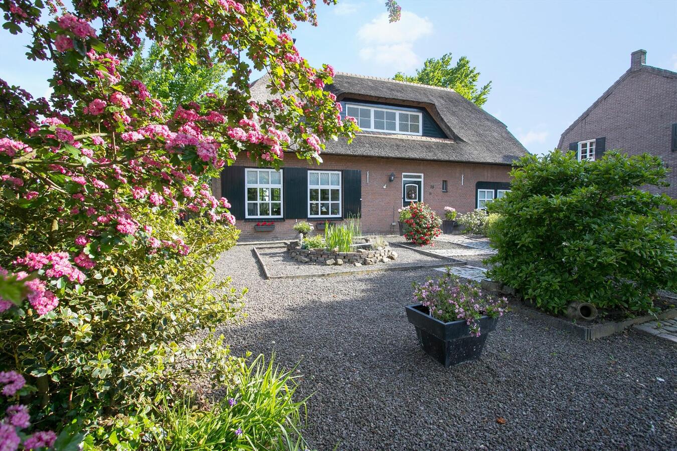 Gemoderniseerd vrijstaand landhuis met veel authentieke elementen en met riet afdekte kap, op een perceel van 1383 m2 grond aan de Heijerstraat 15 te Westerhoven. 