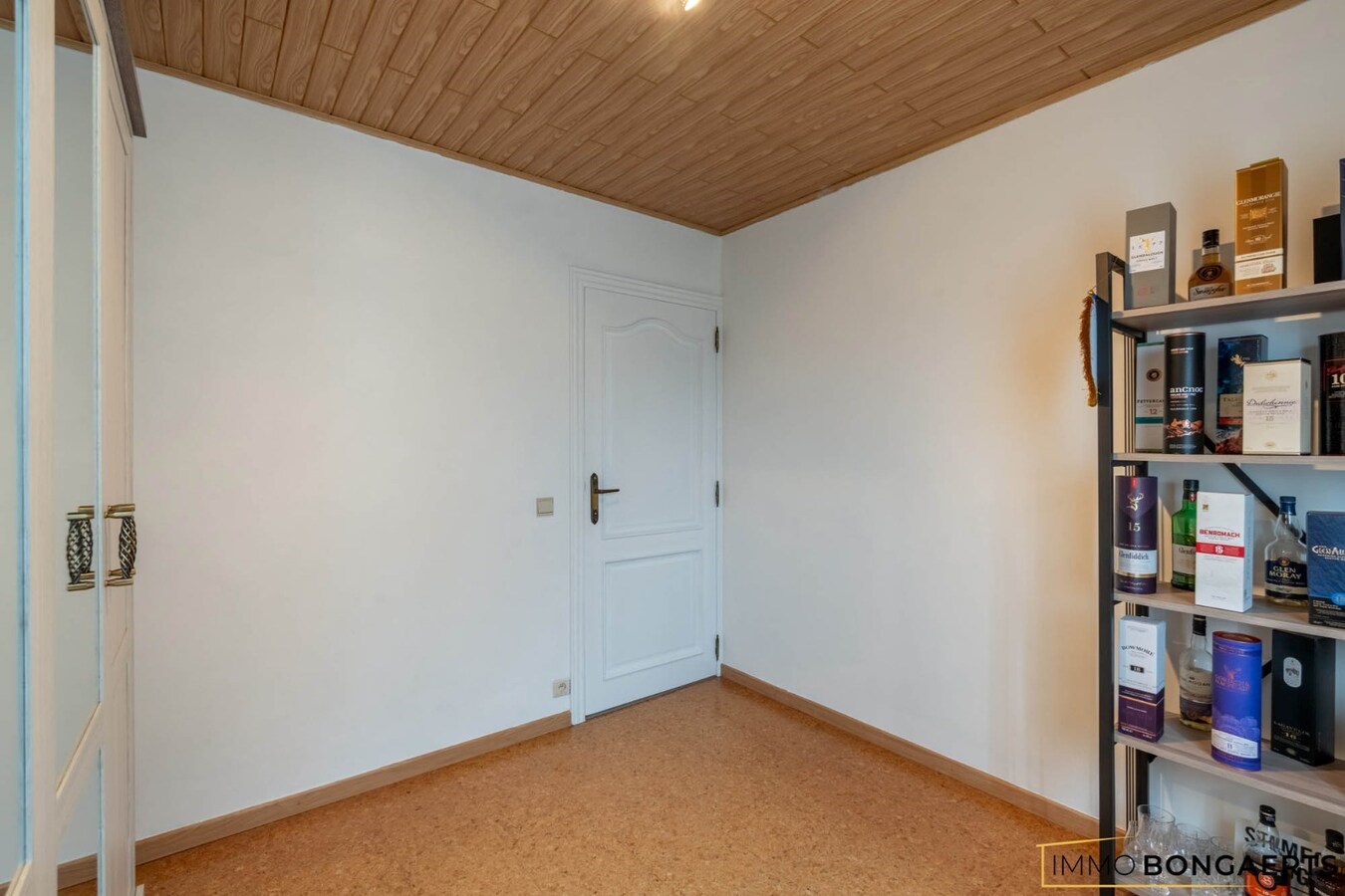 Ruim appartement met 3 slaapkamers en garage. 