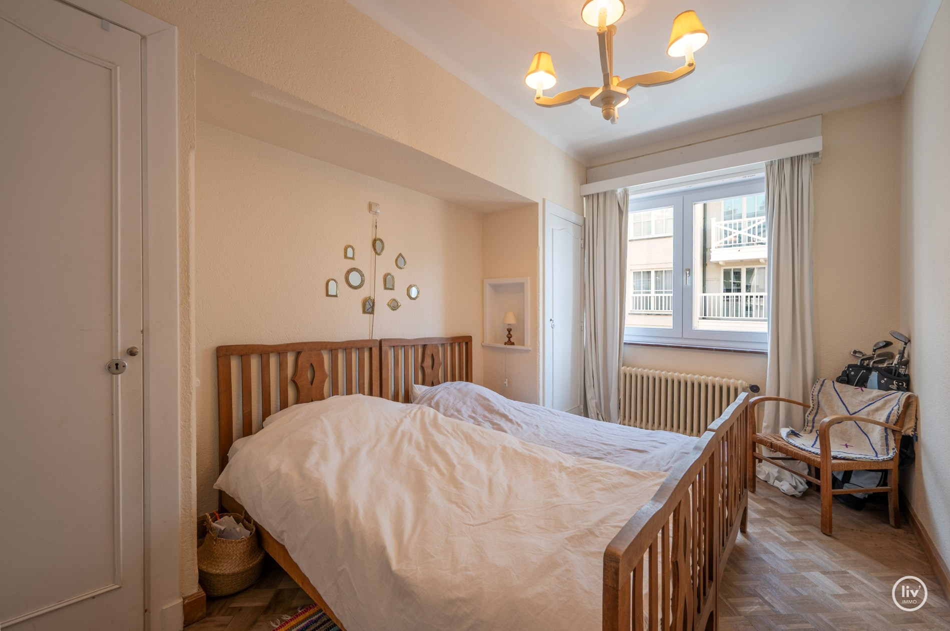 Zonnig HOEKappartement gelegen op de Van bunnenlaan met zicht op de Heilighart kerk te Knokke. 