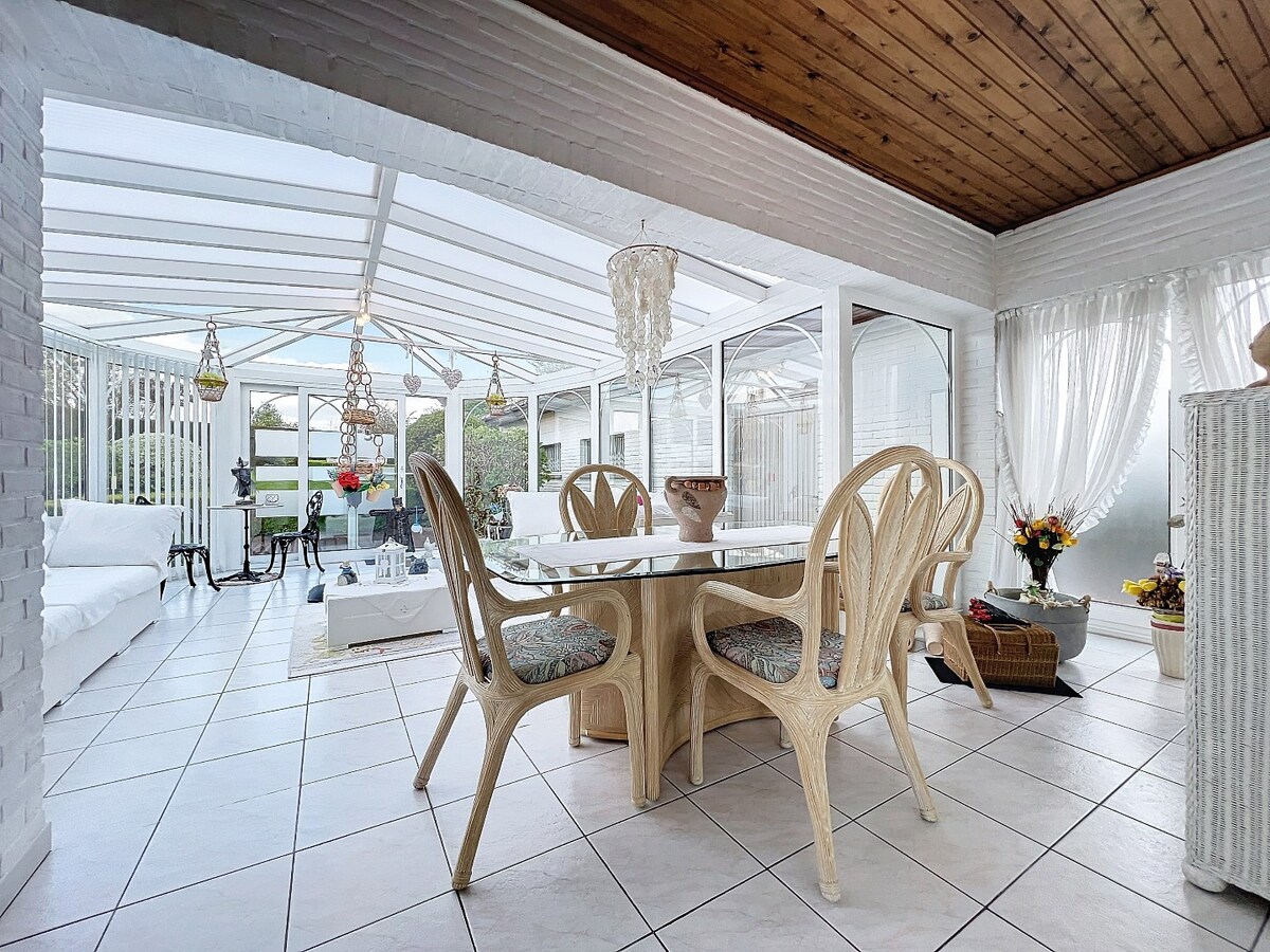 Instapklare en lichtrijke laagbouwwoning met garage te Kerksken 