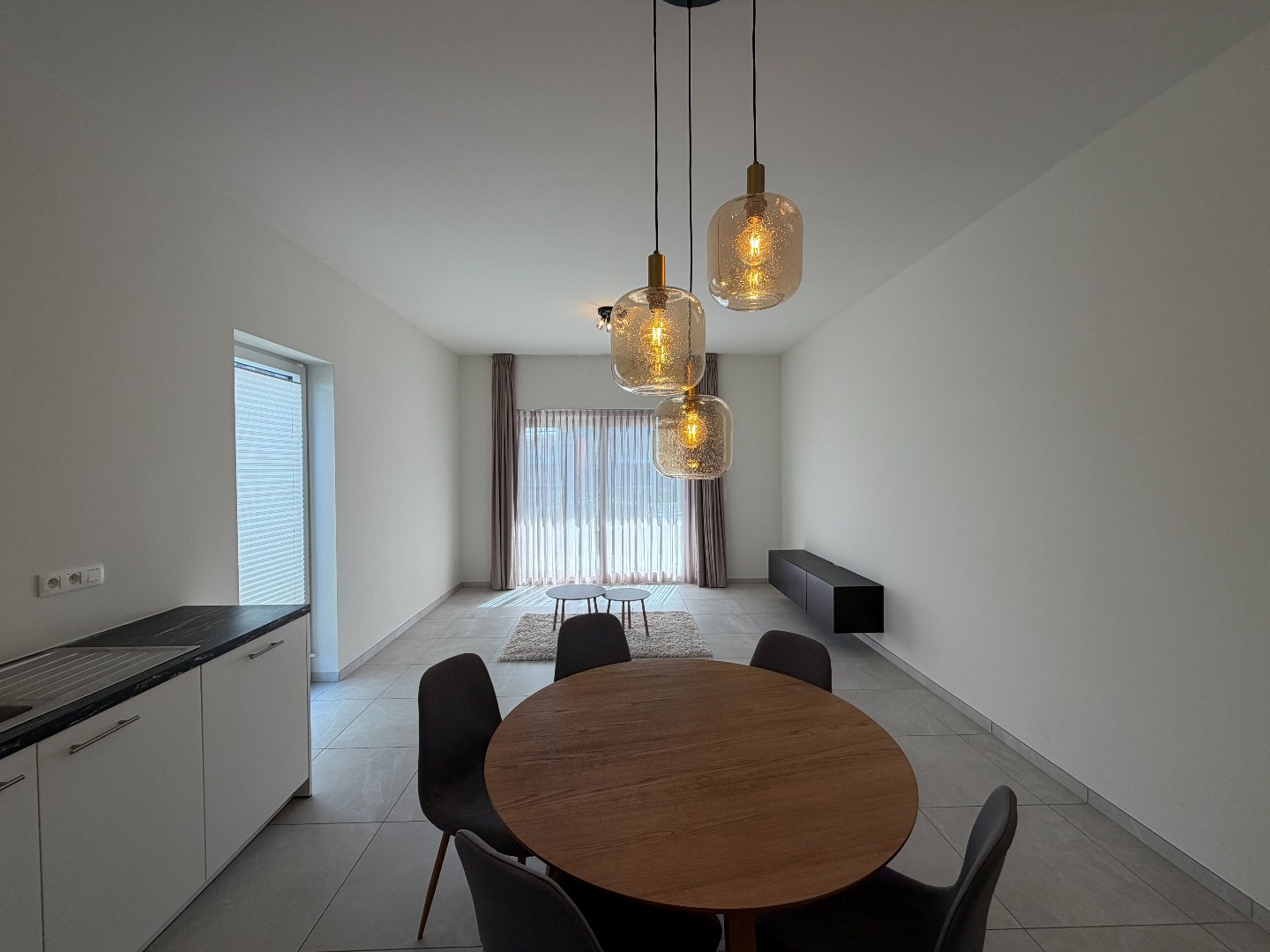 Gelijkvloers appartement met terras, tuintje en autostaanplaats 