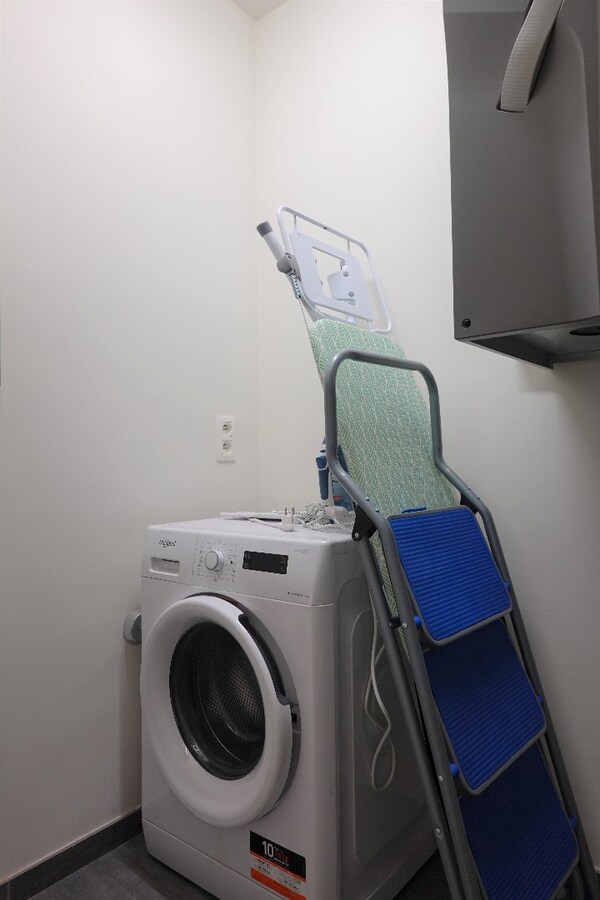 Gelijkvloers appartement (2016) met tuintje en parkeerplaats 